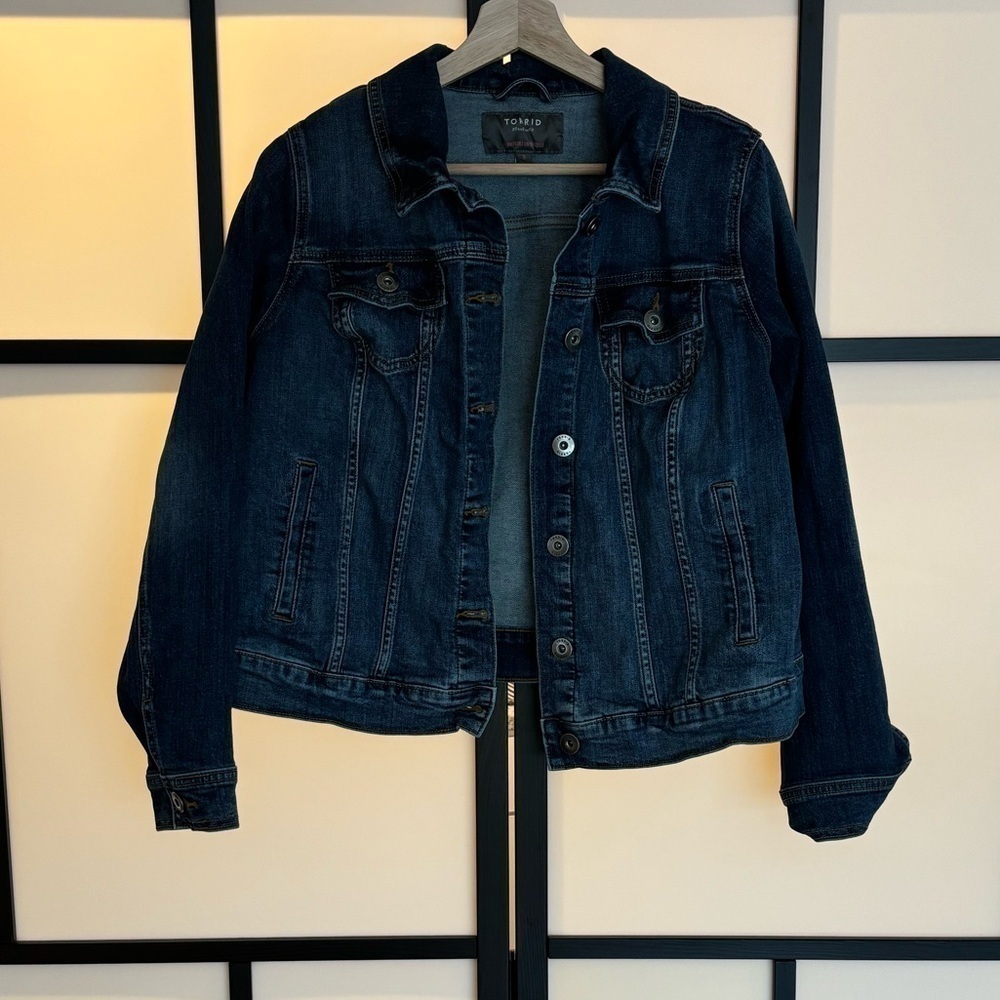 TORRID Denim Vintage Stretch trucker Jean jacket.‎ Size 0= Large